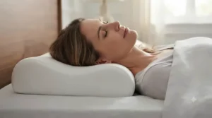 Side sleeper resting comfortably with their head and neck aligned correctly on a contoured orthopaedic pillow.